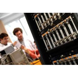 Armadio rack 19” 15U con puerta, ventilación y ruedas Televes